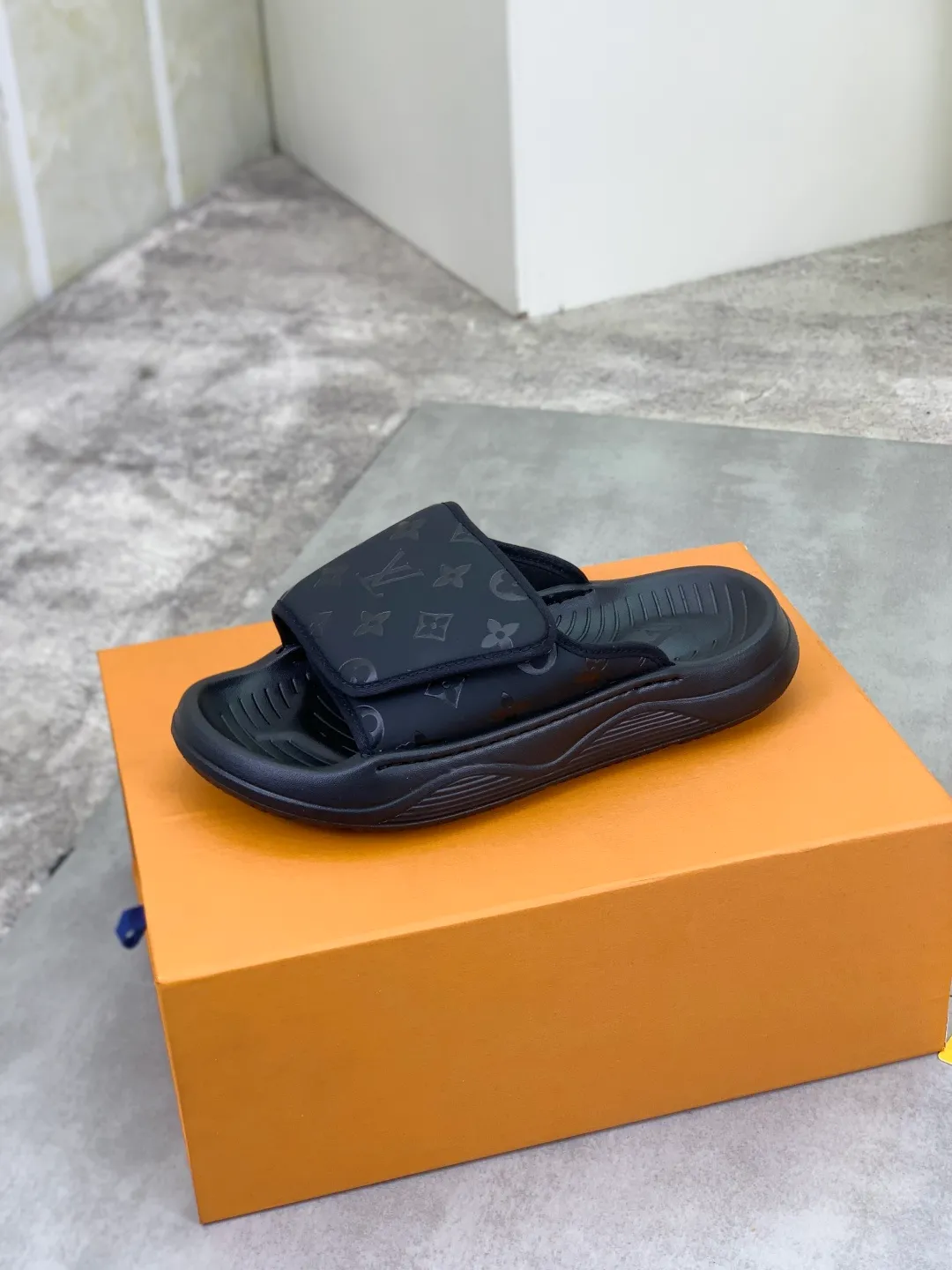 Men's shoes 💰P320💰【New style】🆘 Original quality 【LOUIS VUITTON】The popular Louis Vuitton LV men's slippers on the official website are on sale simultaneously! Original fabric imported from Italy. Original bottom provided by the original factory. Number of yards: 38-44 (customized to 45). Multiple colors to choose from. Fully packaged drawer box.